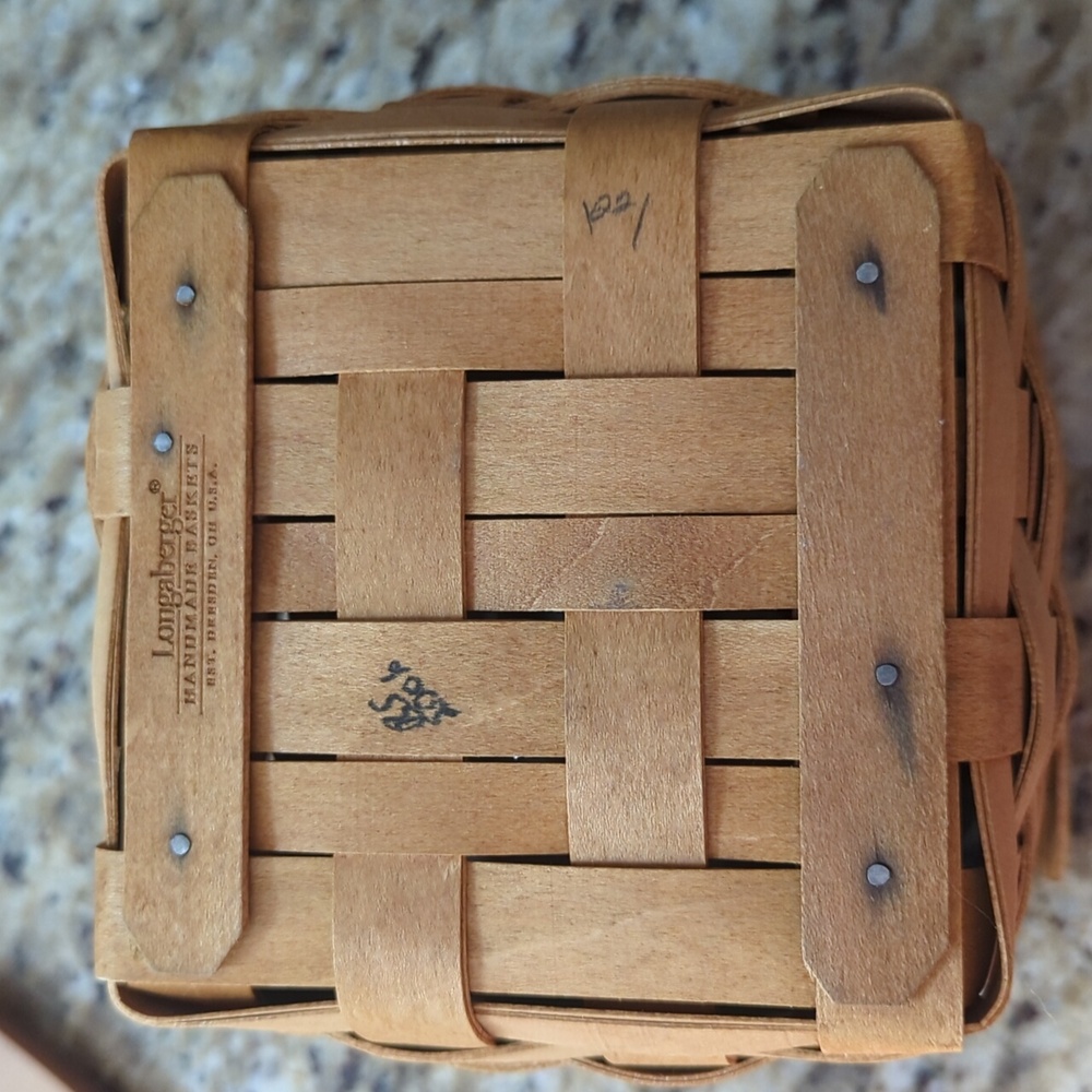 Longaberger Tissue Box With Lid - Picture 3 of 10